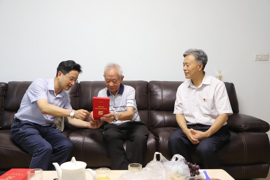 校领导送“光荣在党50年”纪念章